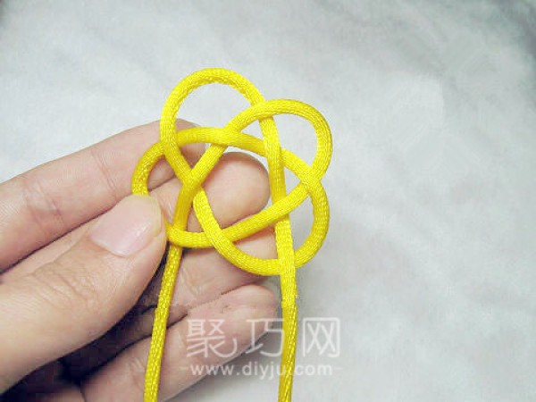 How to braid three strands and five flowers (in Chinese characters) Illustrated tutorial on how to braid Chinese knotted strands