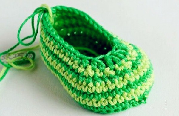 Tutorial on long crocheted baby shoes. Teach you how to knit baby woolen shoes.