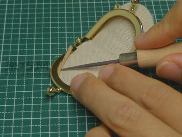 Exquisite lip-gold bag making tutorial teaches you how to make a small bag with metal pendants