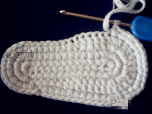 Wool crochet baby shoes tutorial teaches you how to knit baby shoes