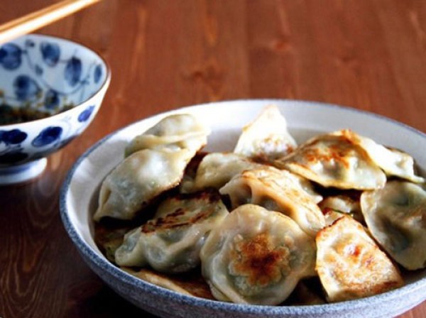 Lazy pan-fried quick-frozen dumplings. Simple eight-minute recipe for pan-fried dumplings.