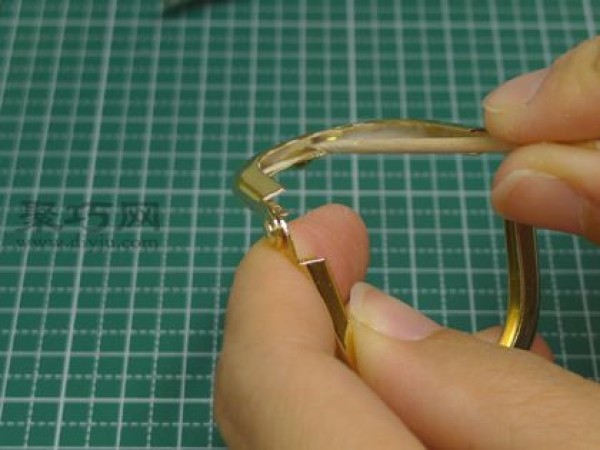 Exquisite lip-gold bag making tutorial teaches you how to make a small bag with metal pendants