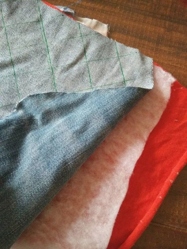 Illustrated tutorial on how to make simple and practical oven insulation gloves using old denim clothes.