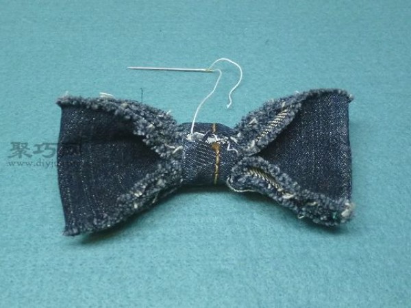 Teach you how to make beautiful bows from discarded jeans