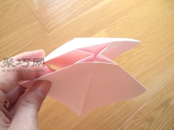 How to fold a three-dimensional bow How to fold a bow with paper