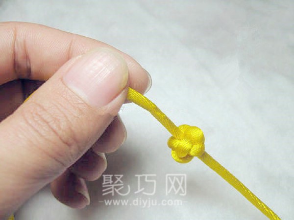 Illustrated tutorial on how to tie Chinese knot single thread button knot. Teach you how to knit buttons with single thread.