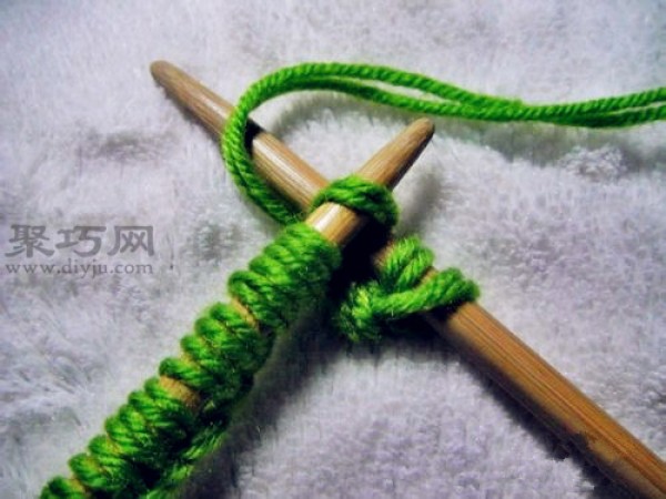 Tutorial on knitting a scarf with thick wool using double ingot needles. Teach you how to start knitting a scarf.