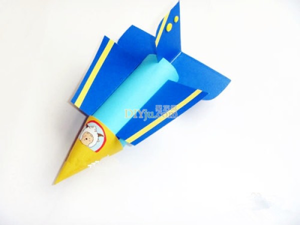 DIY airliner using waste paper tubes Tutorial on handcrafting airplanes from paper tubes