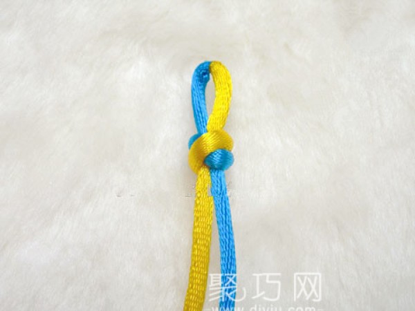 Steps of knitting Chinese knots. Illustrated tutorial on how to knit Baojie Erbao 3-tackle knot.