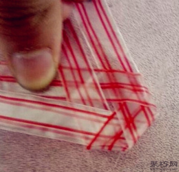 Tutorial on hand-folding disposable plastic straws into a heart shape. Illustration of the steps for folding a straw into a heart shape.