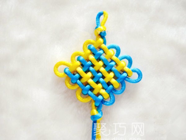 Illustrated tutorial on how to weave Chinese knot with three long coiled knots