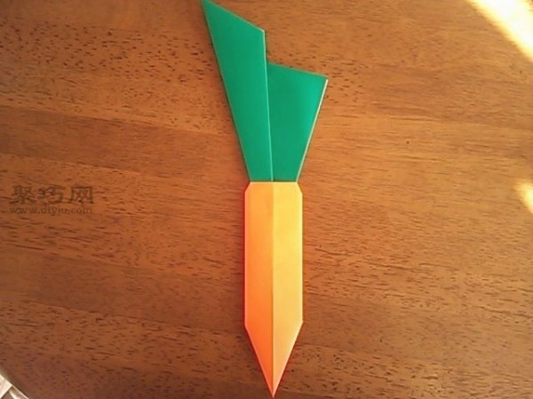 How to make a carrot with leaves using origami