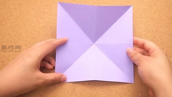 Illustration of handmade origami paper cranes. Teach you how to fold three-dimensional paper cranes.