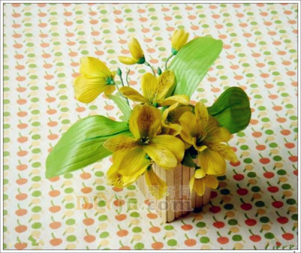 DIY exquisite wooden storage box for ice cream sticks. Handmade ice cream sticks that can be used as flower utensils.