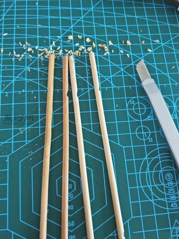 DIY exquisite small plates using discarded disposable chopsticks and pistachio shells