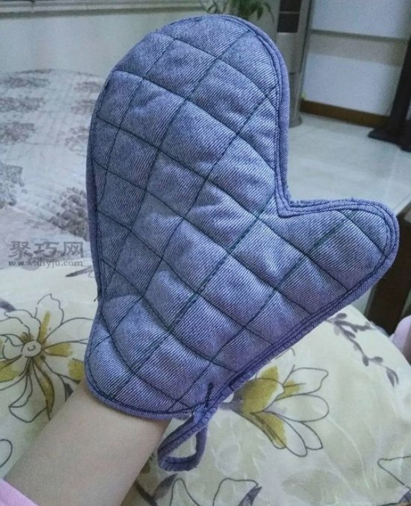 Illustrated tutorial on how to make simple and practical oven insulation gloves using old denim clothes.