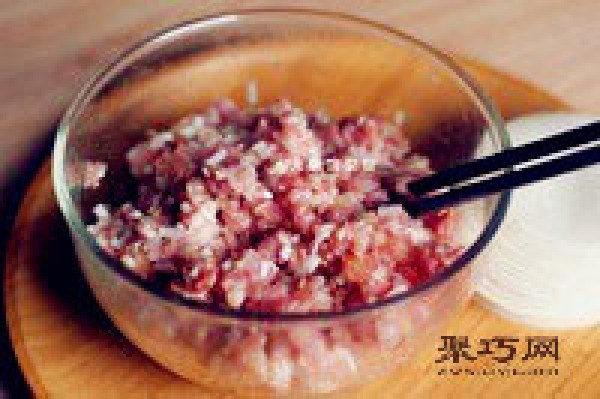 How to make fried bean sprouts and pork dumplings? How to make delicious dumplings?