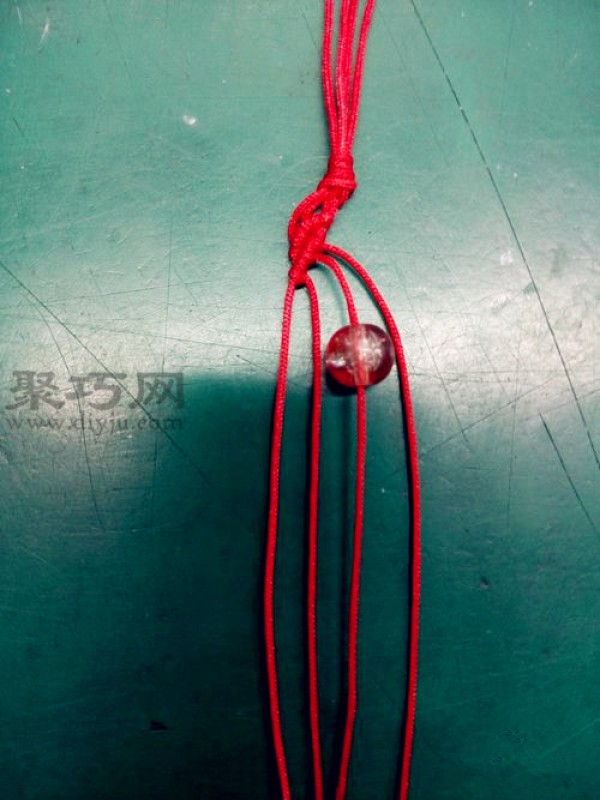 Tutorial on how to weave a red rope bead bracelet. Teach you how to weave a red rope bracelet.