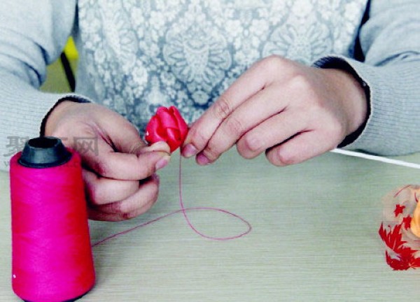 Illustration of how to fold colored plastic cotton roses How to DIY sponge paper roses by hand