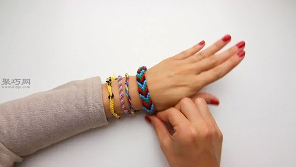 How to knit V-shaped bracelets. Teach you how to knit V-shaped bracelets.