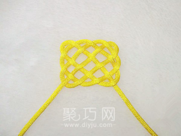 Illustrated tutorial on how to knit mesh knots to make Chinese knot coasters