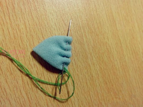 Tutorial on making hairpins with fabric handmade flowers. Teach you how to make hairpins yourself.