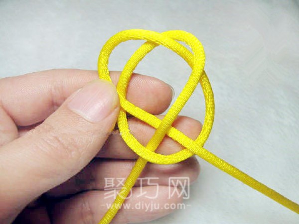 Illustrated tutorial on how to knit mesh knots to make Chinese knot coasters