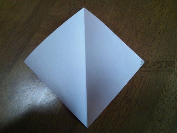 Illustration of how to fold a three-dimensional five-pointed star. How to fold a three-dimensional five-pointed star.