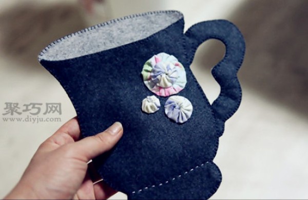 Essential for storing small items. Teach you how to make a teacup-shaped fabric storage bag.