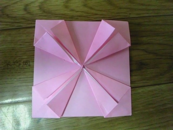 A simple and beautiful way to fold chrysanthemums. If you want to know how to fold chrysanthemums, read this tutorial.