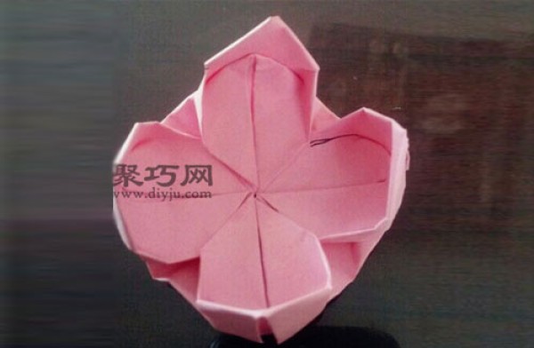 Illustrated tutorial on how to fold a lotus flower. Teach you how to fold a lotus flower.