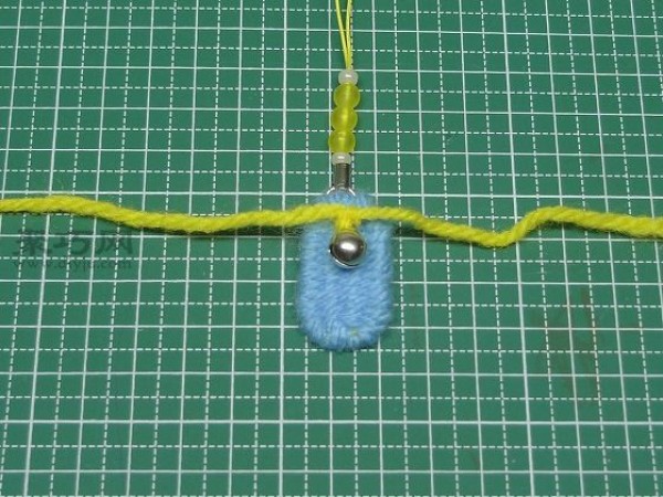 Illustration of how to knit wool pendant. Tutorial on how to knit wool pendant.