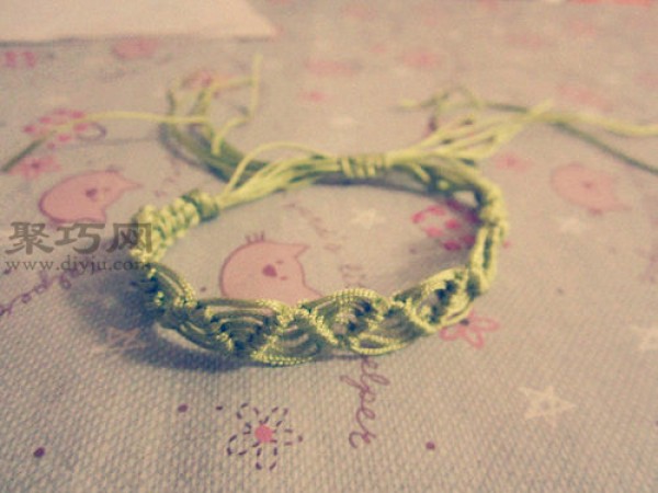 Illustrated tutorial on how to weave a rope bracelet. Teach you how to weave a beautiful bracelet.