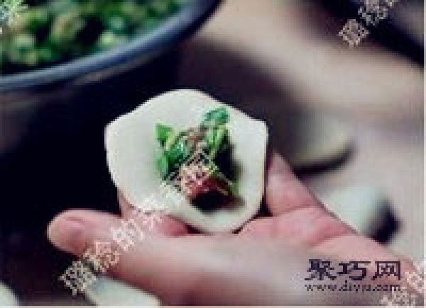 Fresh leek, shrimp, pork and dumpling filling method. Dumpling wrapping method: wooden fish dumpling.