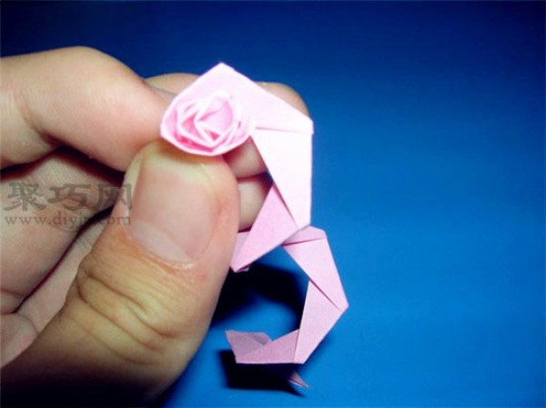 Illustration of folding roses from paper with stars. Tell you what can be folded with paper with stars.