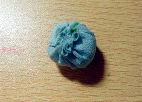 Tutorial on making hairpins with fabric handmade flowers. Teach you how to make hairpins yourself.