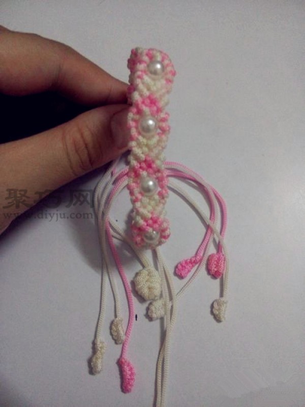 How to weave a seven-star bracelet. Illustration of how to weave a pink women’s bracelet.