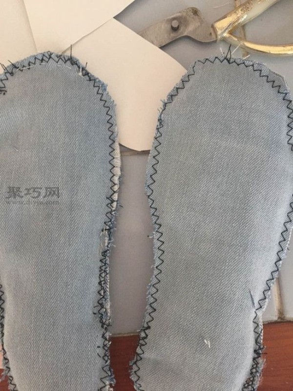 How to make a pair of cotton slippers by using waste materials from old jeans