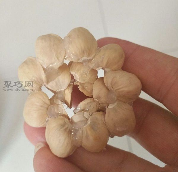 How to use pistachio shells to create artistic flower arrangements