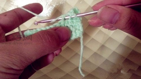 Basic stitches for getting started with crochet: Illustration of long needle crochet