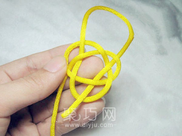 How to braid three strands and five flowers (in Chinese characters) Illustrated tutorial on how to braid Chinese knotted strands