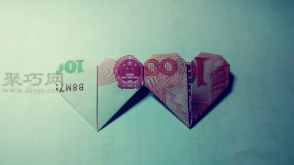 Illustrated tutorial on folding double hearts using 100 yuan.