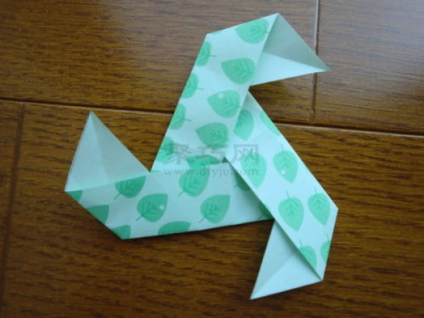 Tutorial on how to fold a triangular paper pinwheel that can turn when the wind blows. It’s so beautiful.