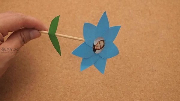 Picture tutorial of making simple paper flowers by hand. Teach you how to make paper flowers.