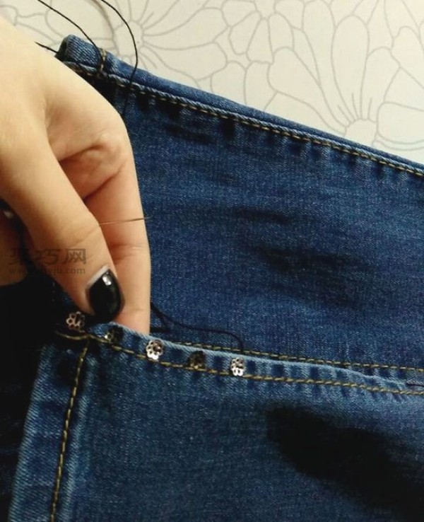 How to cut the hems of jeans fashionably? Watch this tutorial on transforming old jeans into fashionable pants.