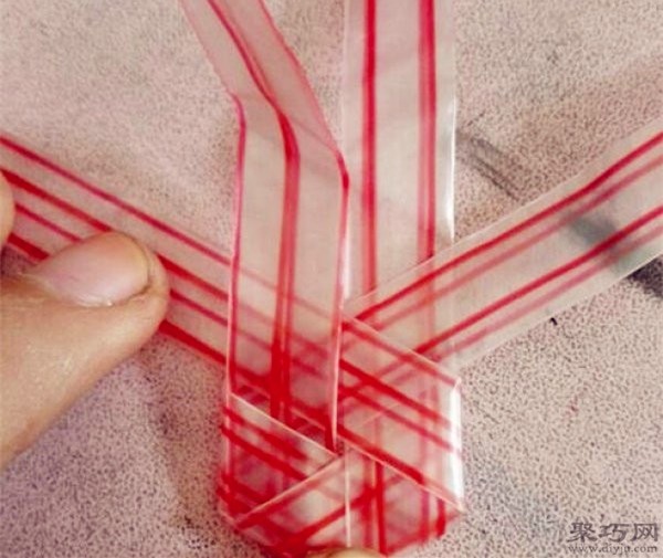 Tutorial on hand-folding disposable plastic straws into a heart shape. Illustration of the steps for folding a straw into a heart shape.