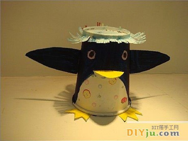 Disposable paper cups to make handmade small animals - little penguins