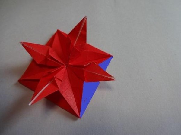 Tutorial on making Christmas origami eight-pointed star How to make small Christmas decorations through origami