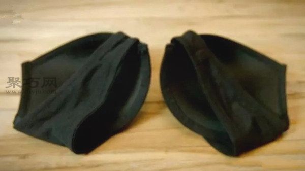 Tutorial on how to transform old bras and brassieres into treasures by hand, and turn them into household slippers