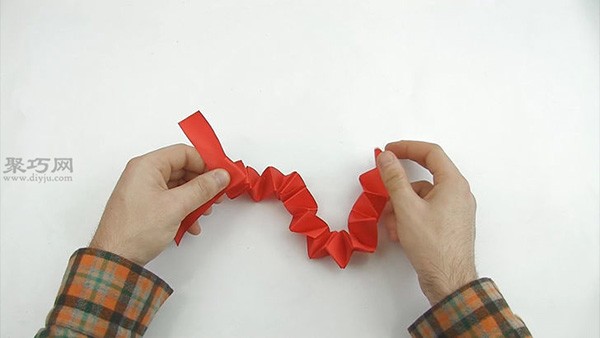 How to fold roses with ribbons. Illustration of the steps for weaving roses with ribbons.